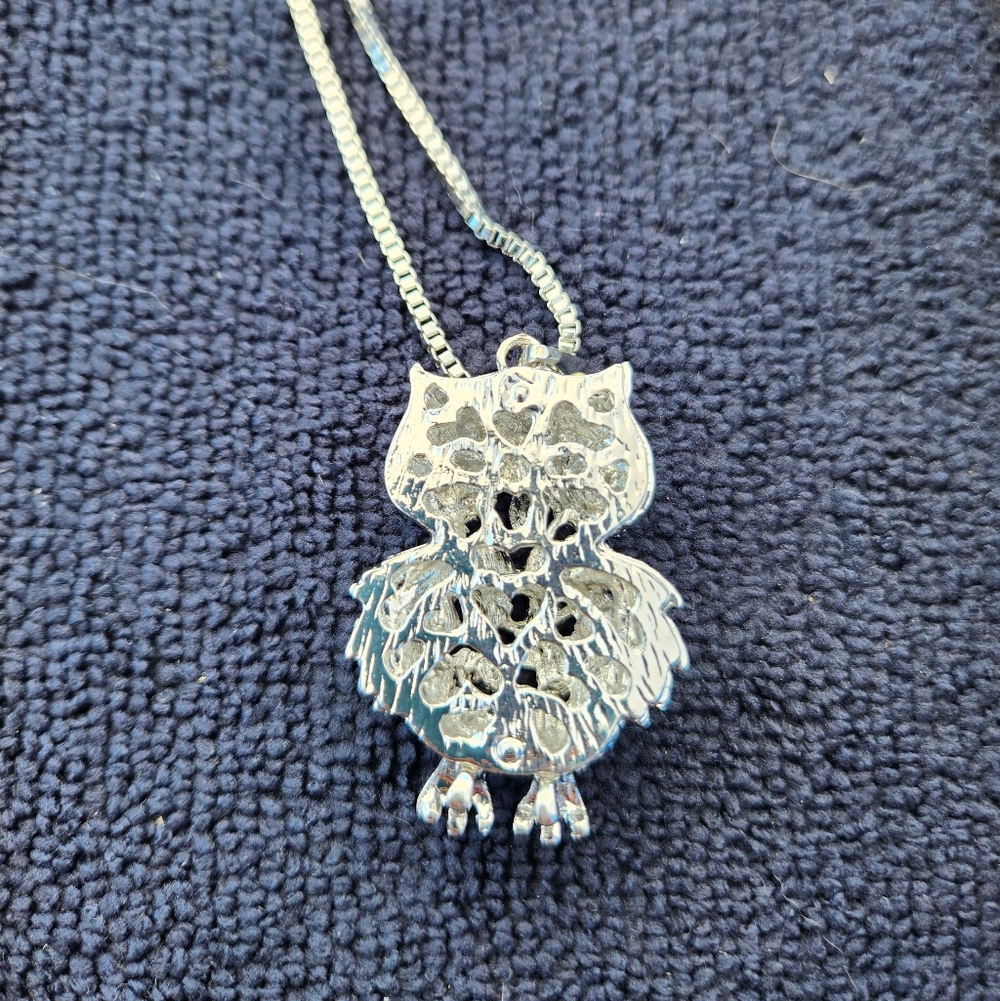 Silver Owl Rhinestone Hollow Out Necklace - Picture 4 of 4